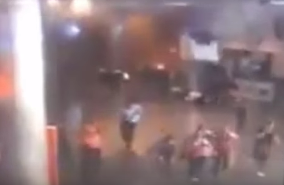 Khoanh khac bom no giua san bay Tho Nhi Ky hinh anh