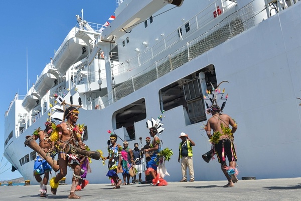 Trung Quoc dung tien mua su ung ho anh 3