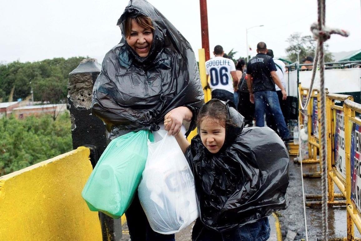 Hang chuc nghin dan Venezuela vuot bien gioi mua hang hoa hinh anh