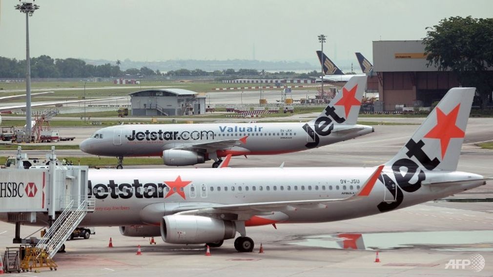 May bay buoc phai ha canh do hanh khach danh nhau hinh anh