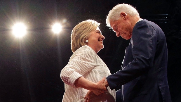 Ong Bill Clinton ke chuyen ba lan cau hon ba Hillary hinh anh