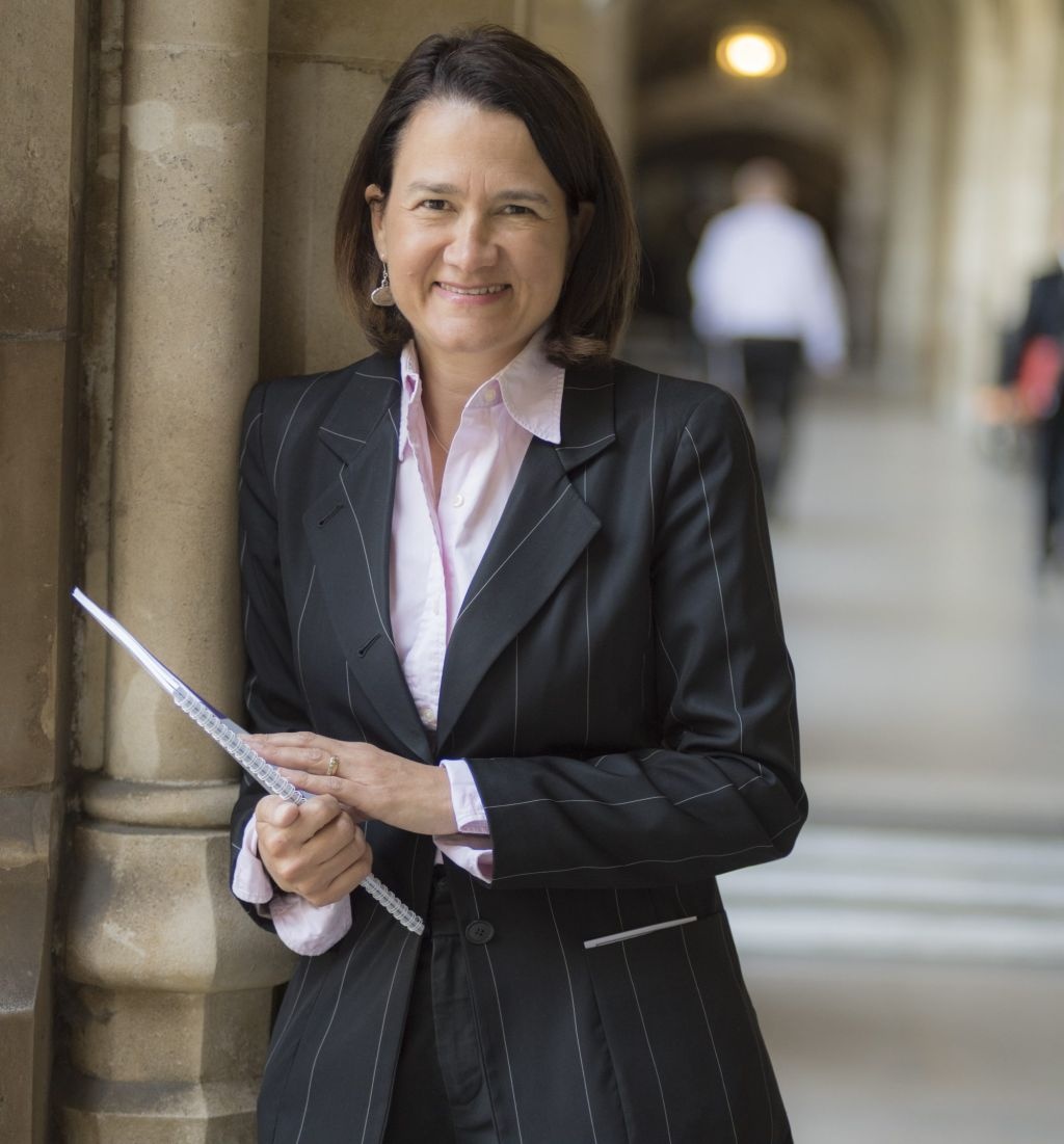 nu nghi si Anh trong video tuyen truyen cua TQ ve Bien Dong anh 1