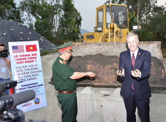 My uu tien ho tro Viet Nam giai quyet hau qua chien tranh hinh anh