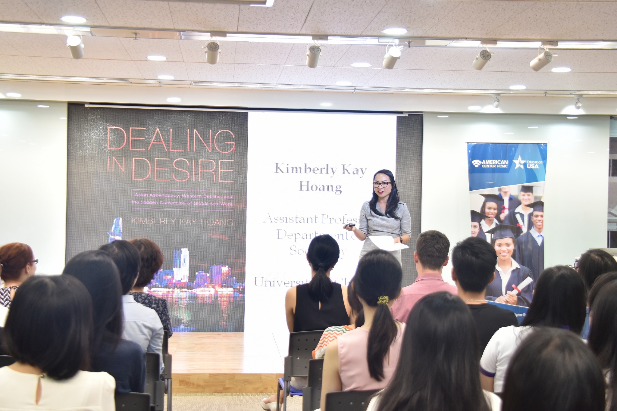 nu tien si xam nhap the gioi mai dam anh 1