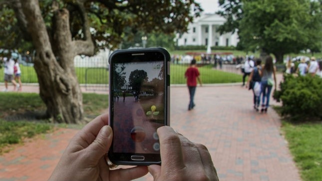 Lau Nam Goc yeu cau nhan vien khong tai Pokemon Go hinh anh