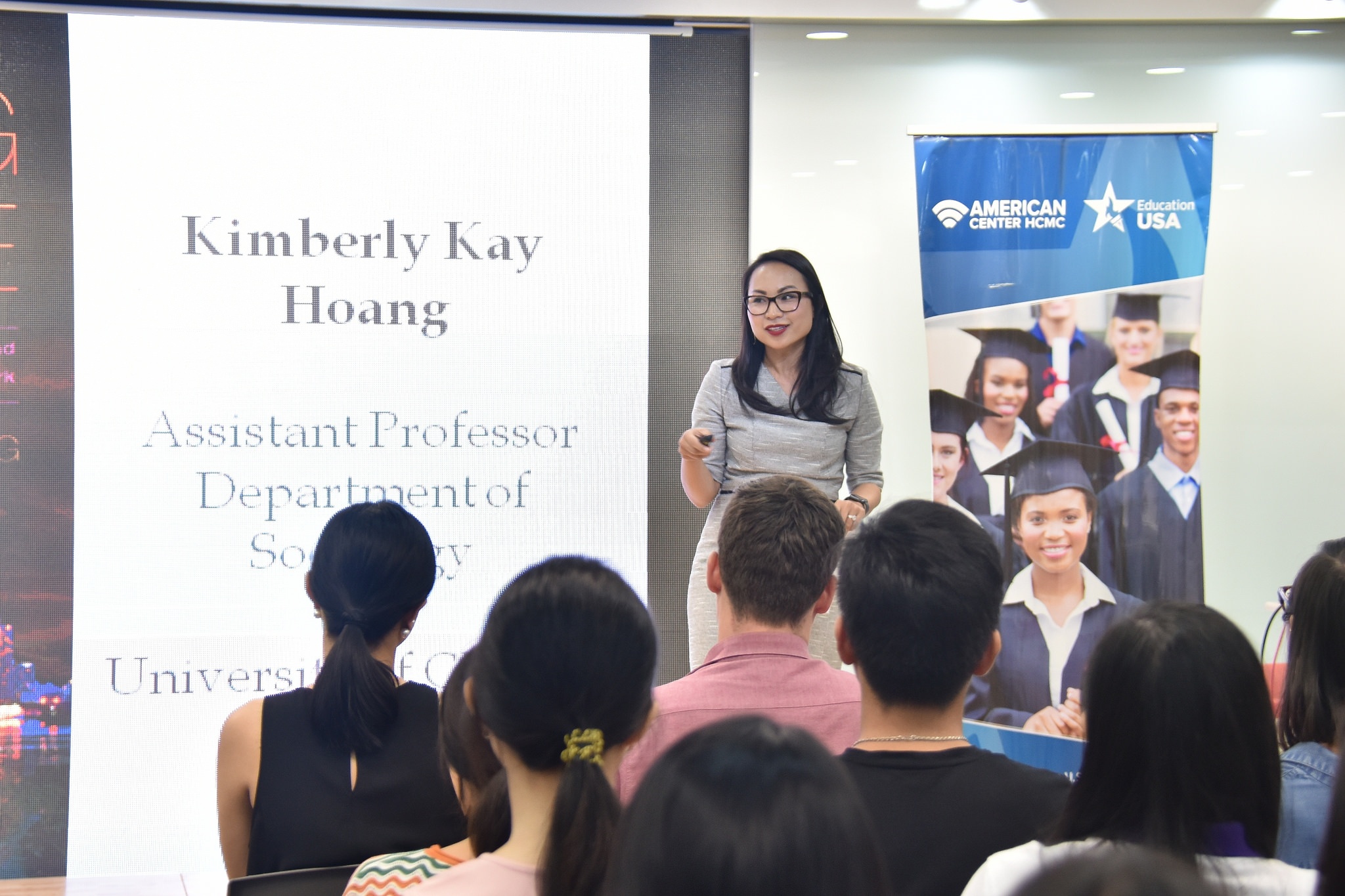 nu tien si xam nhap the gioi mai dam o TP HCM anh 1