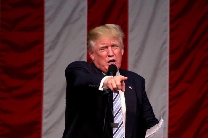 Doi mat voi chi trich, Trump phan cong bao chi hinh anh