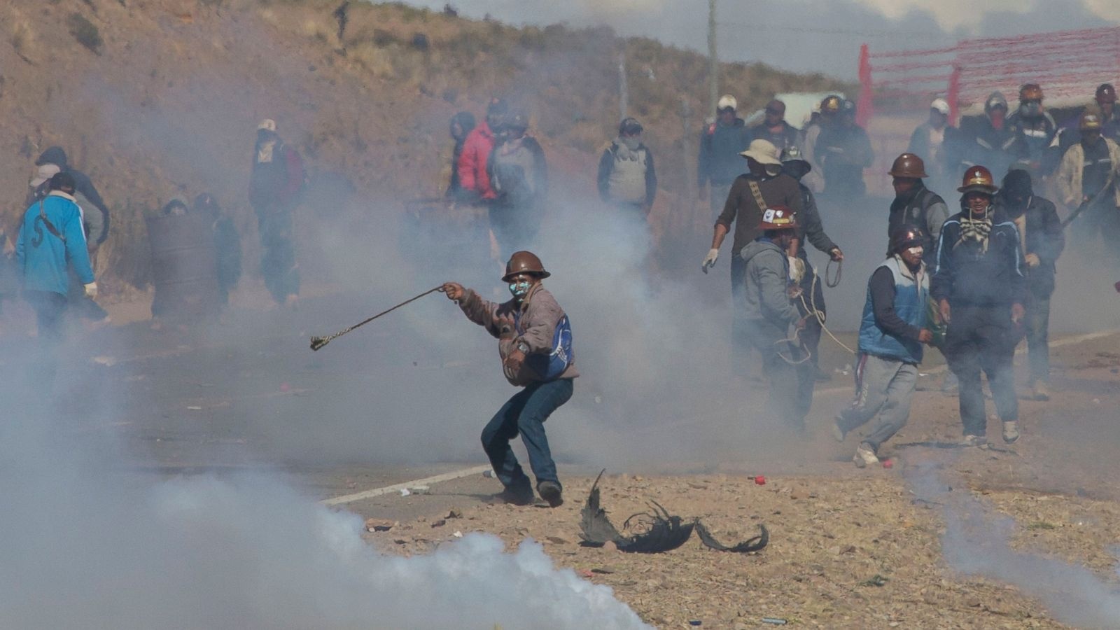 Thu truong Bolivia bi cong nhan bieu tinh danh chet hinh anh