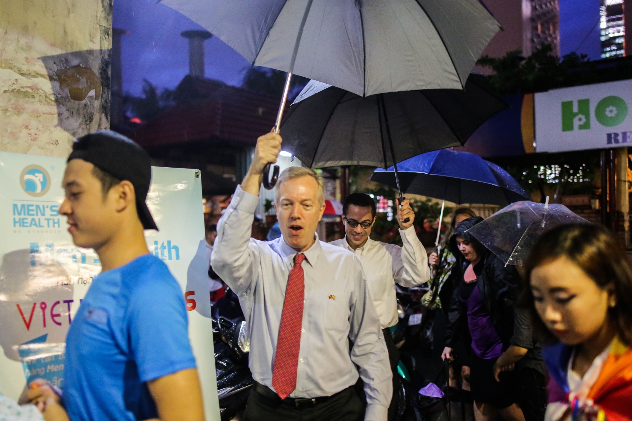 Dai su My doi mua du su kien cung gioi tre Sai Gon hinh anh