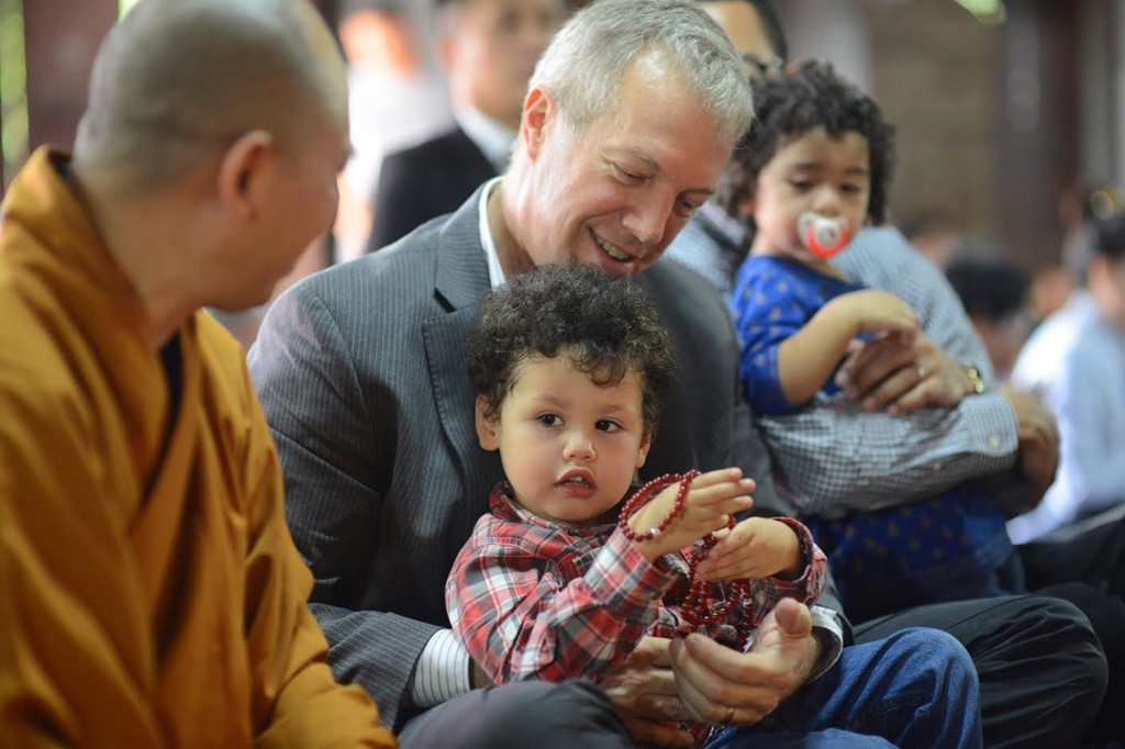 Dai su My va cau chuyen 'hai ga trong' nuoi con hinh anh