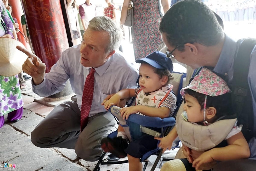 Dai su My ke ve viec nuoi day con cua 2 nguoi cha hinh anh