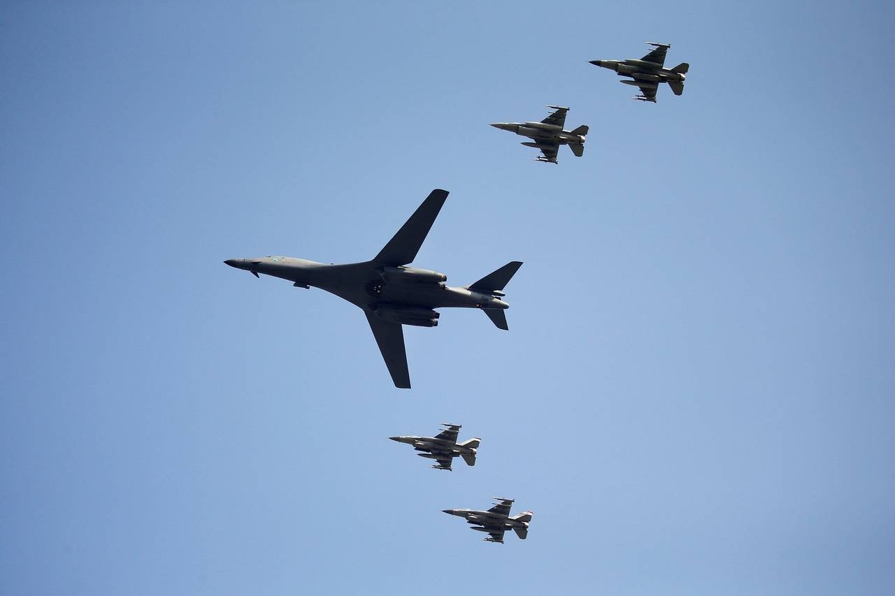 My dieu may bay nem bom chien luoc B-1 canh cao Trieu Tien hinh anh