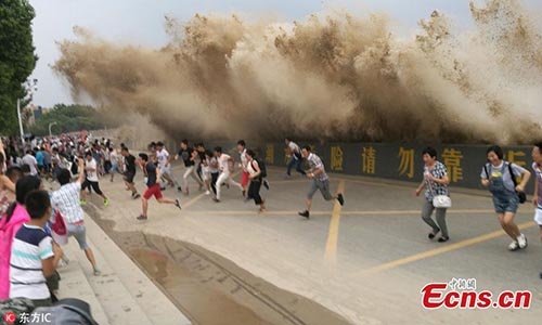 Hang chuc nghin nguoi hieu ky xem song lon song Tien Duong hinh anh