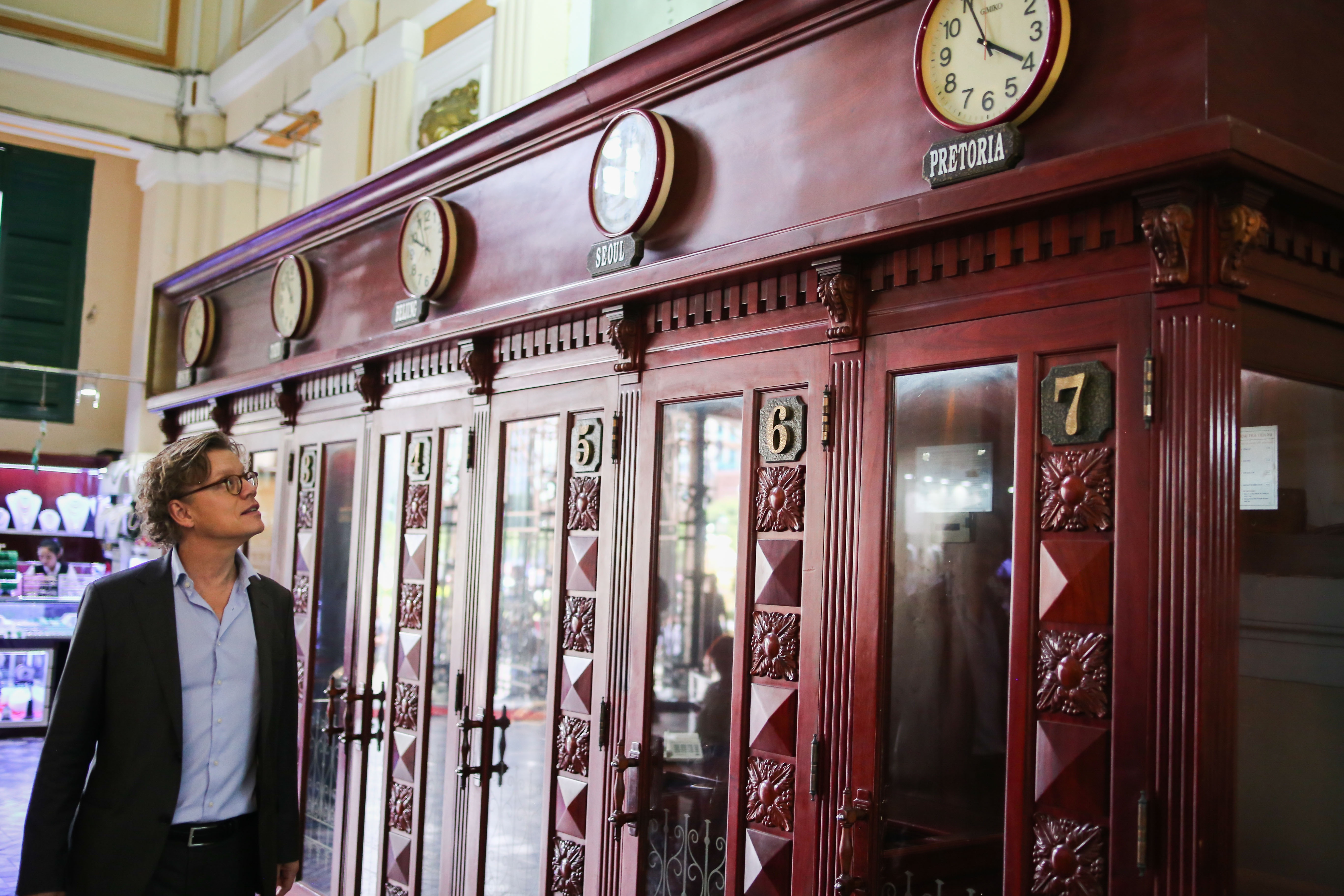 tân đại sứ Thụy Điển uống cà phê sữa đá vỉa hè ảnh 2 tan dai su Thuy Dien uong ca phe sua da via he anh 2