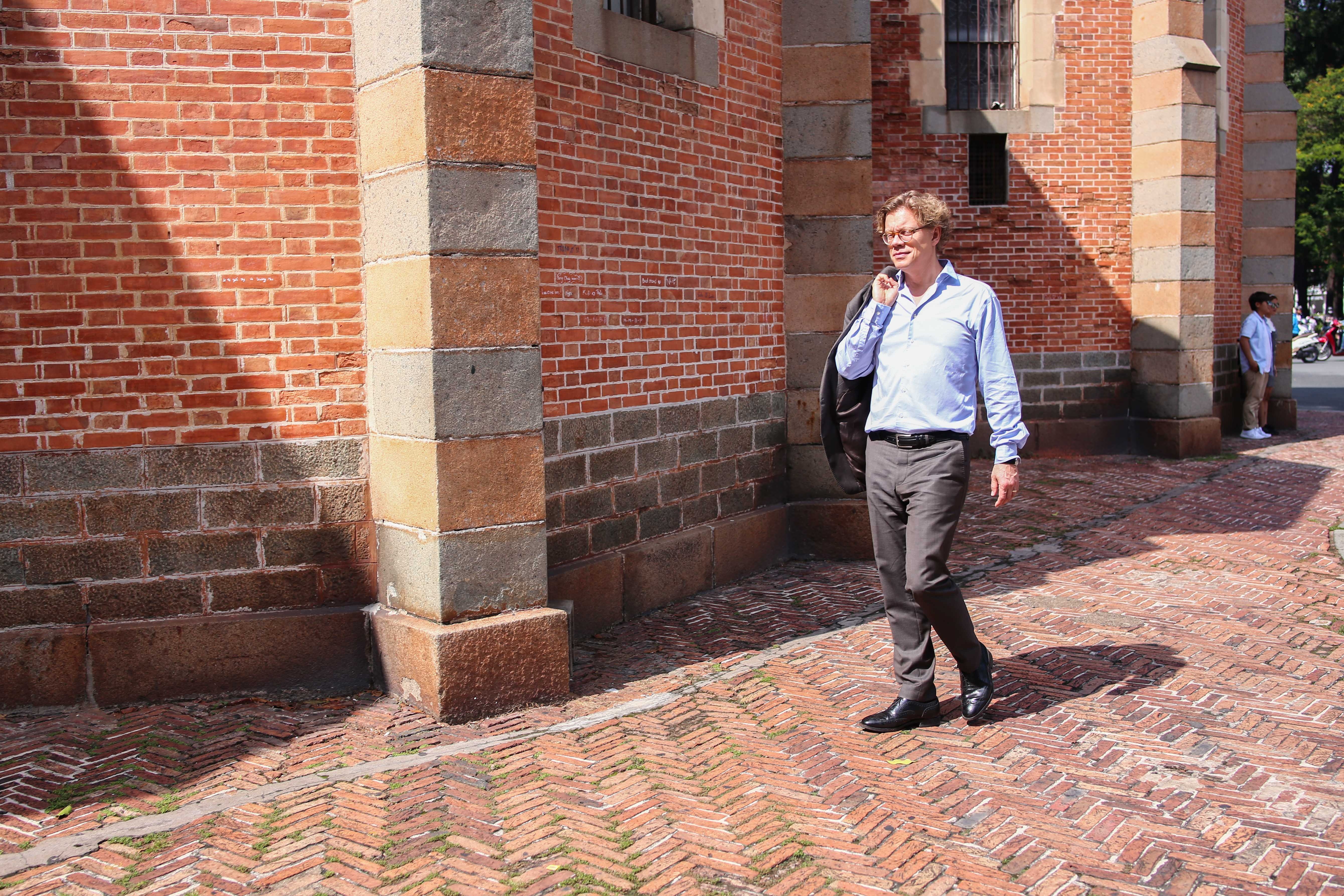 tân đại sứ Thụy Điển uống cà phê sữa đá vỉa hè ảnh 3 tan dai su Thuy Dien uong ca phe sua da via he anh 3