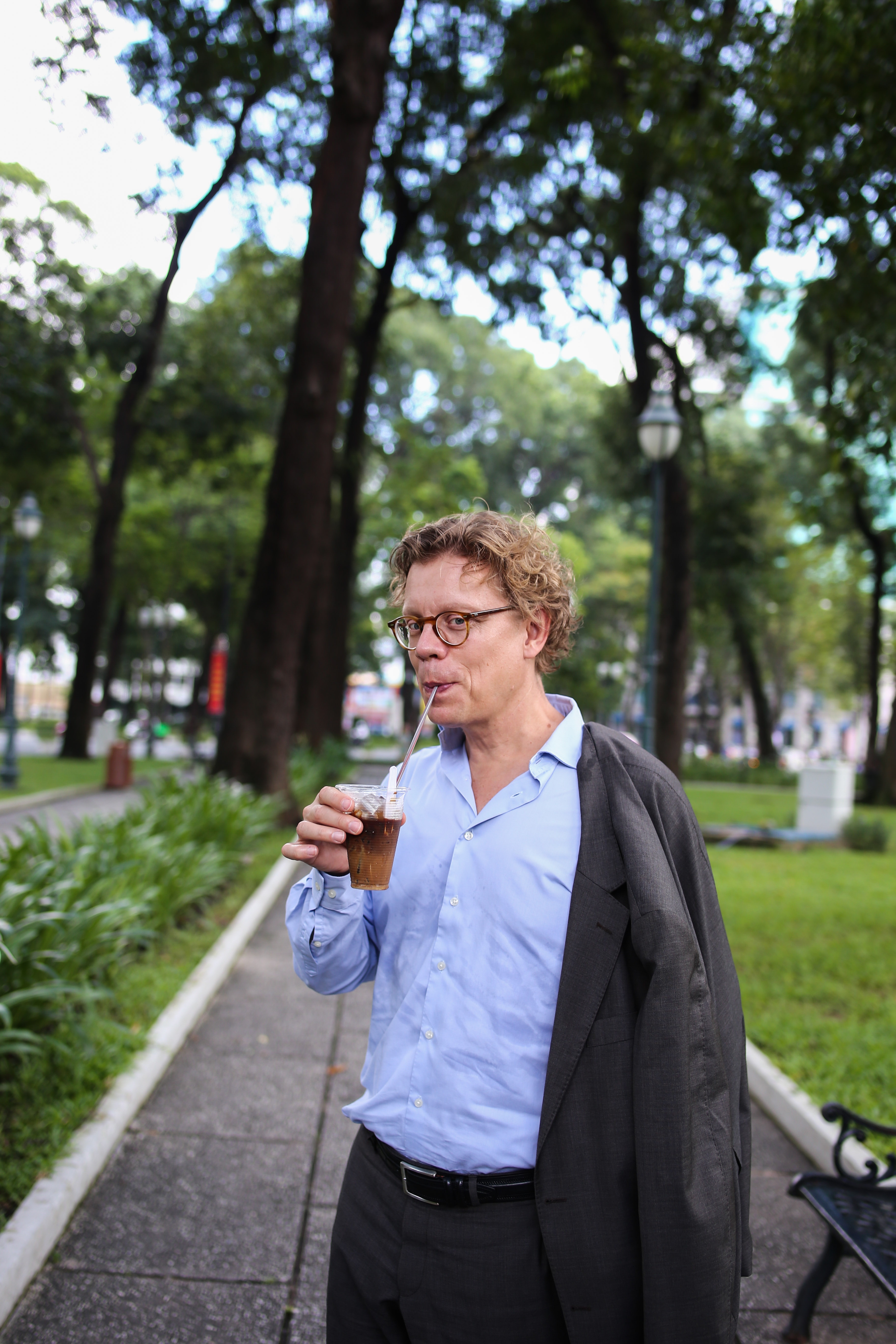 tân đại sứ Thụy Điển uống cà phê sữa đá vỉa hè ảnh 6 tan dai su Thuy Dien uong ca phe sua da via he anh 6