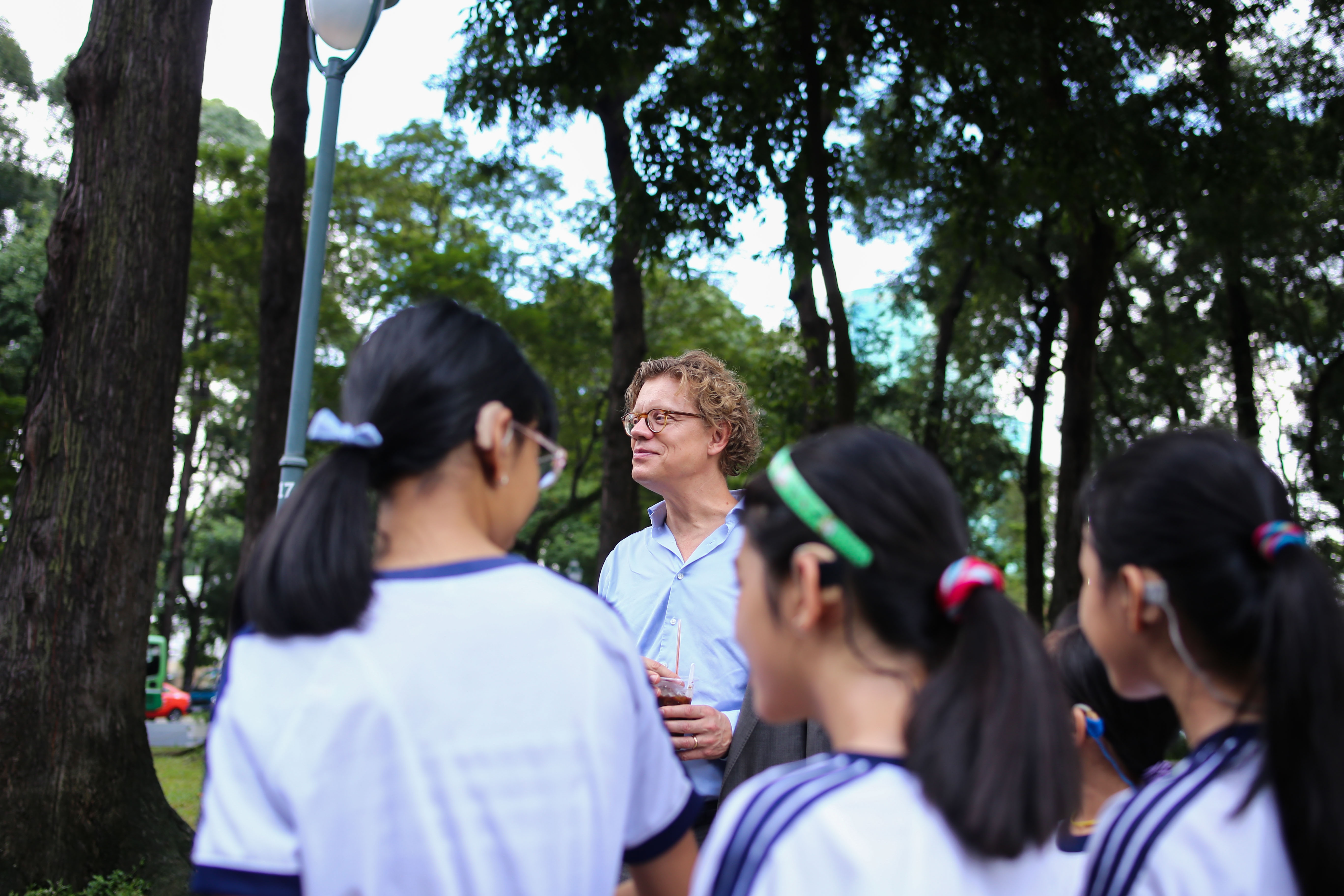 tân đại sứ Thụy Điển uống cà phê sữa đá vỉa hè ảnh 7 tan dai su Thuy Dien uong ca phe sua da via he anh 7