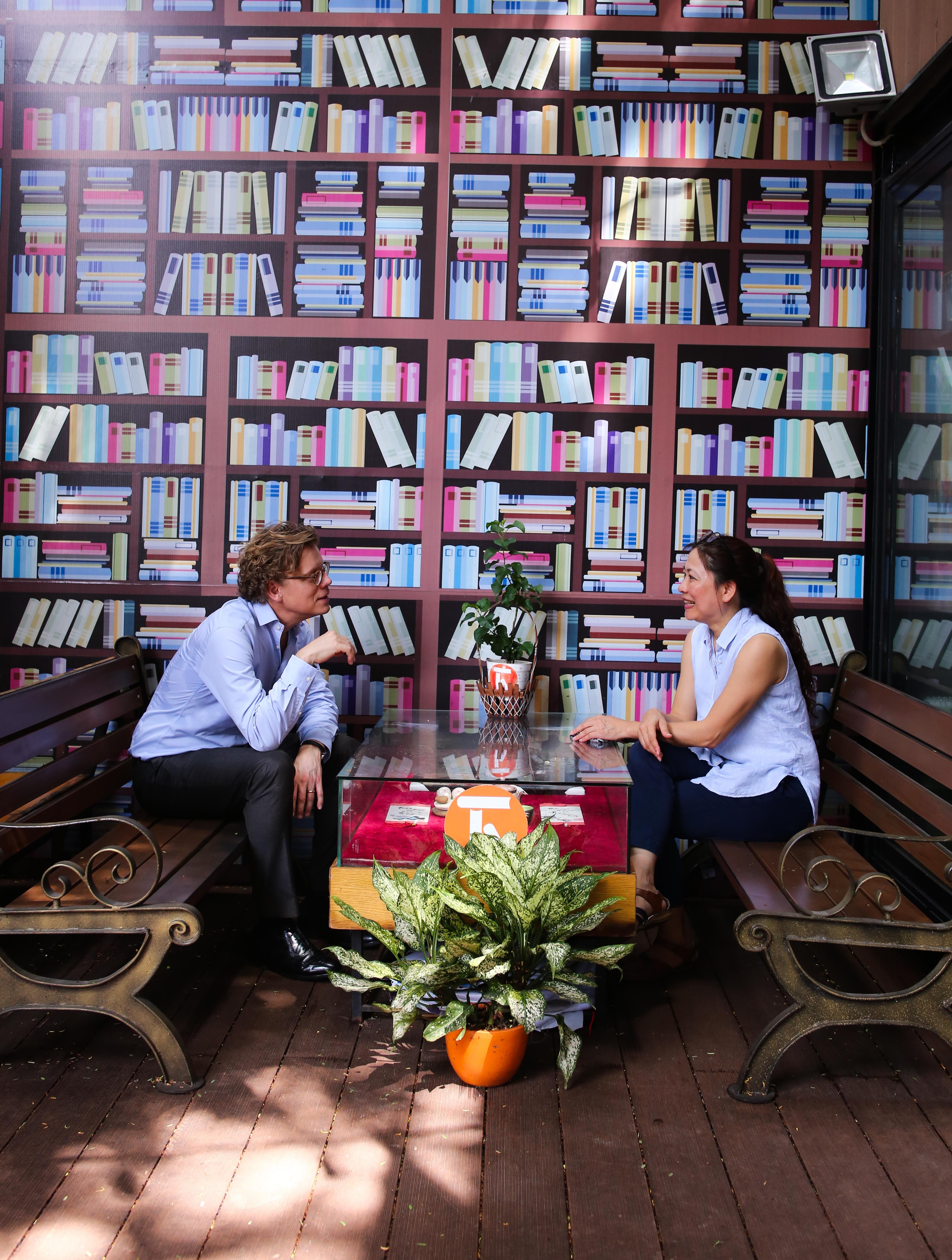 tân đại sứ Thụy Điển uống cà phê sữa đá vỉa hè ảnh 10 tan dai su Thuy Dien uong ca phe sua da via he anh 10