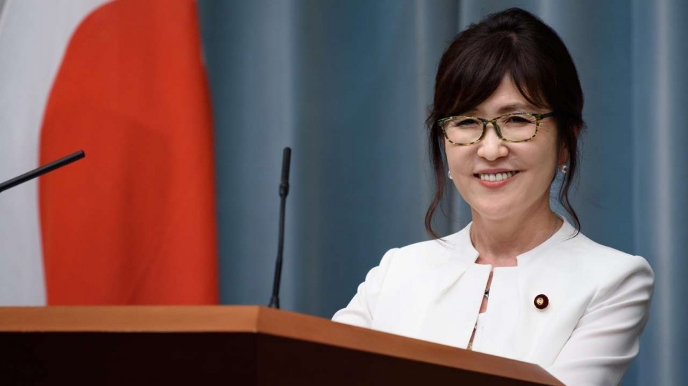 Gia san lon cua nu bo truong quoc phong Nhat gay xon xao hinh anh