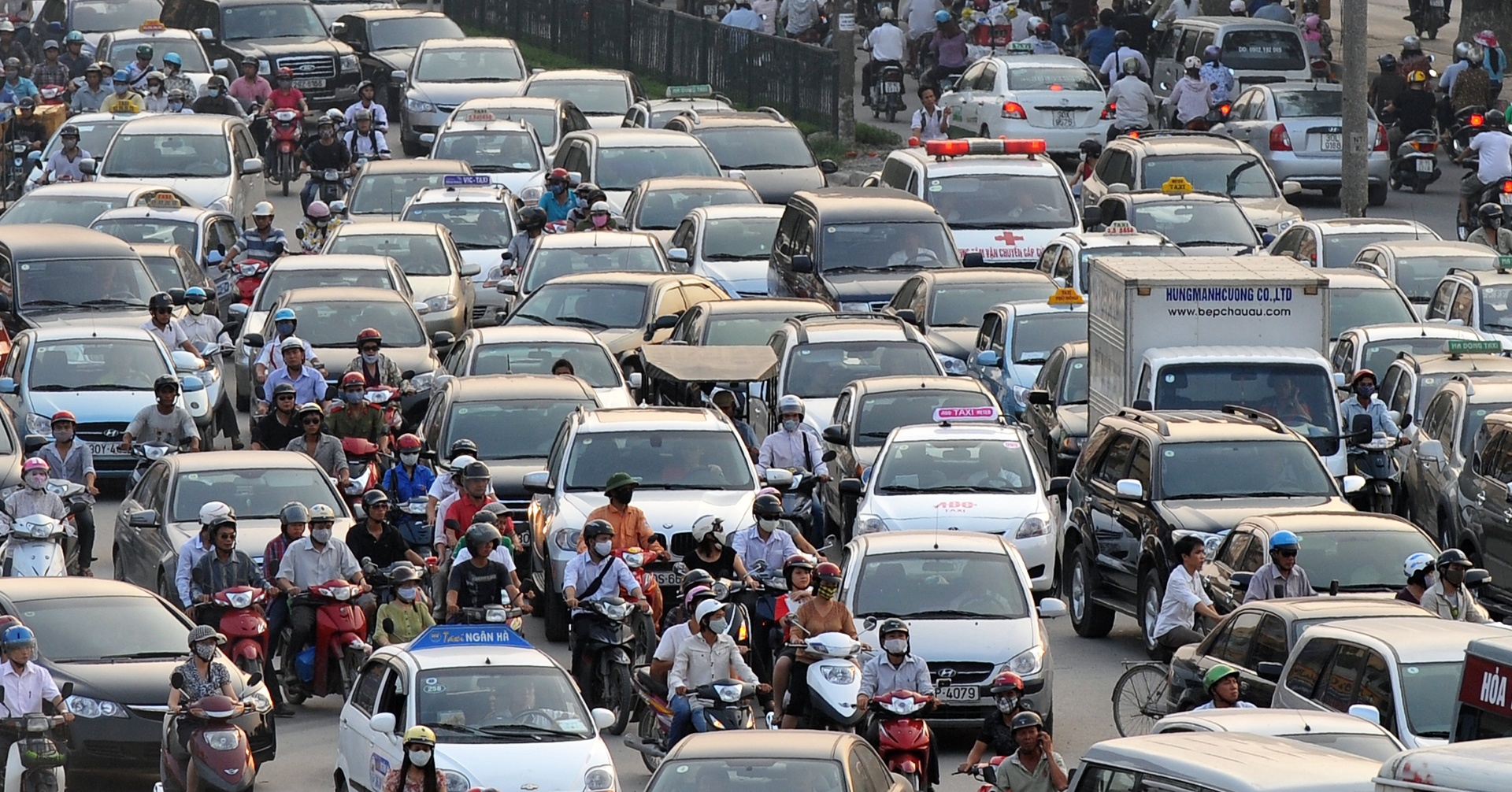 Bao Anh: Qua nhieu oto gay tac nghen duong pho Viet Nam hinh anh