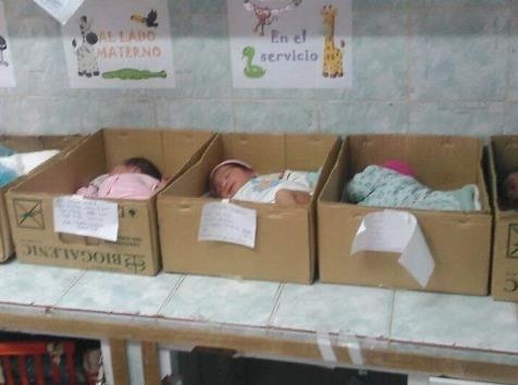 Tre so sinh bi dat trong hop giay o Venezuela hinh anh