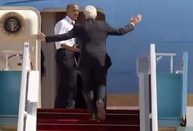 Tong thong Obama sot ruot khi doi ong Clinton len may bay hinh anh