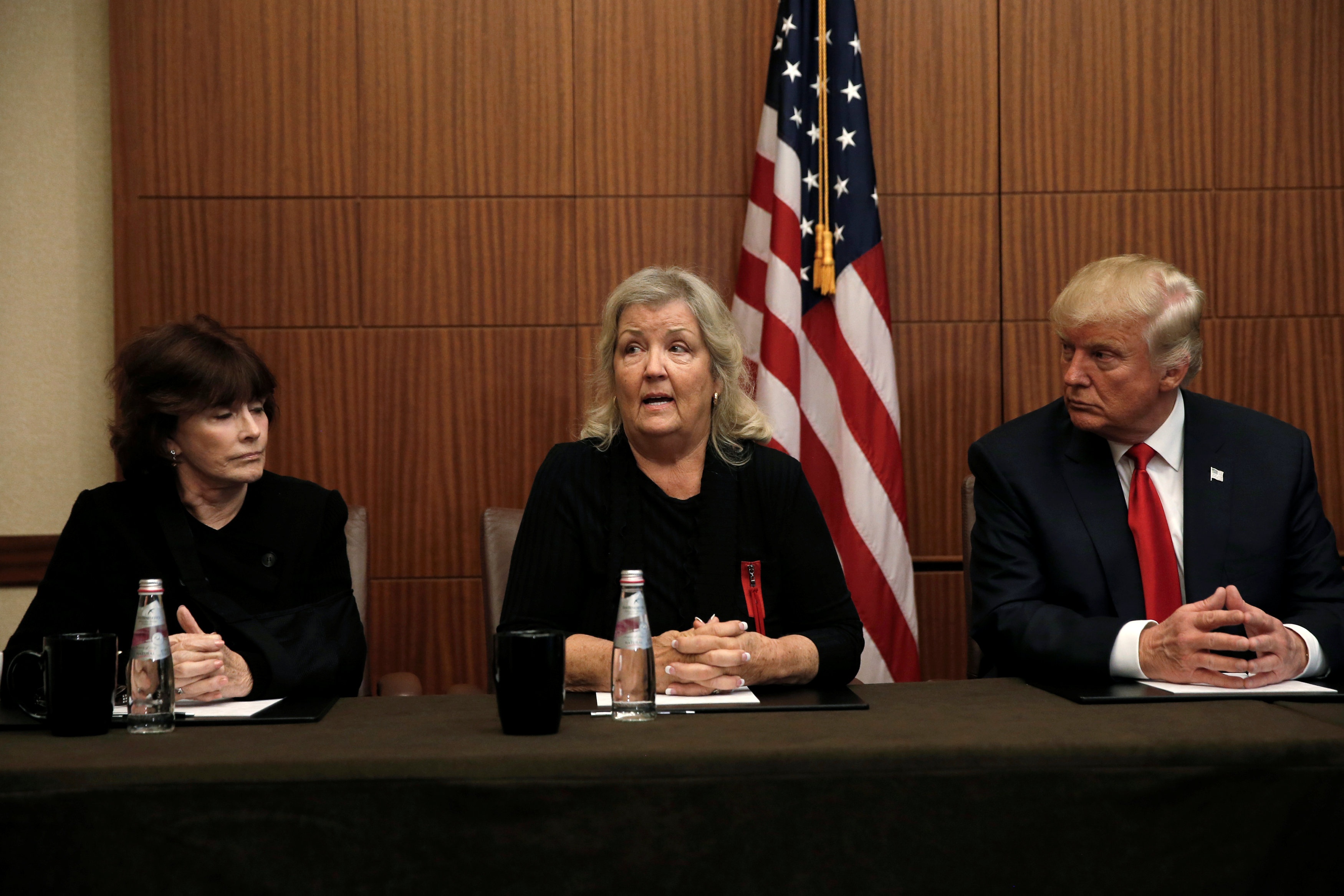 Trump xuat hien cung nguoi to Bill Clinton lam dung tinh duc hinh anh