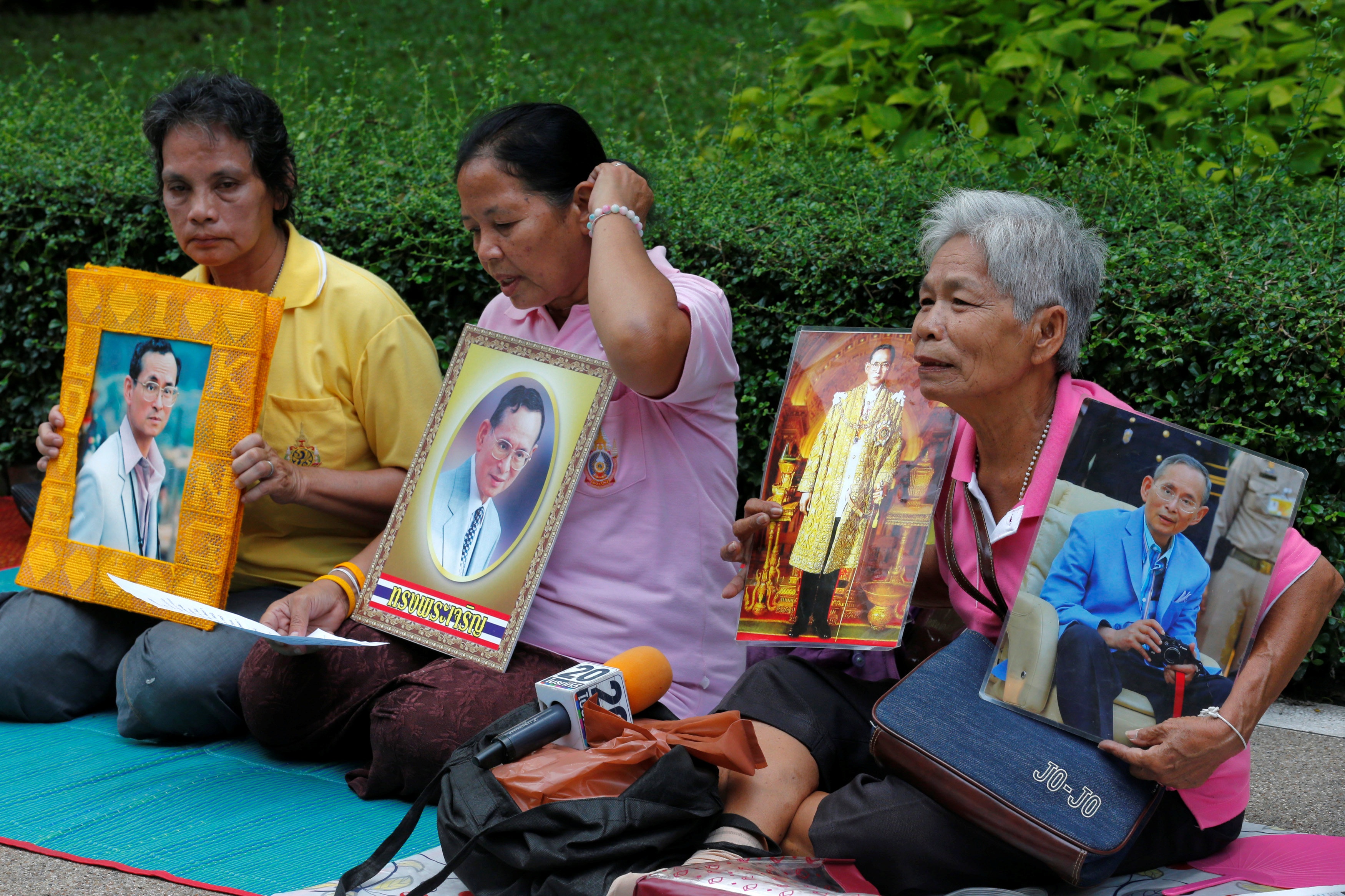 nguoi Thai cau nguyen binh an cho quoc vuong anh 6