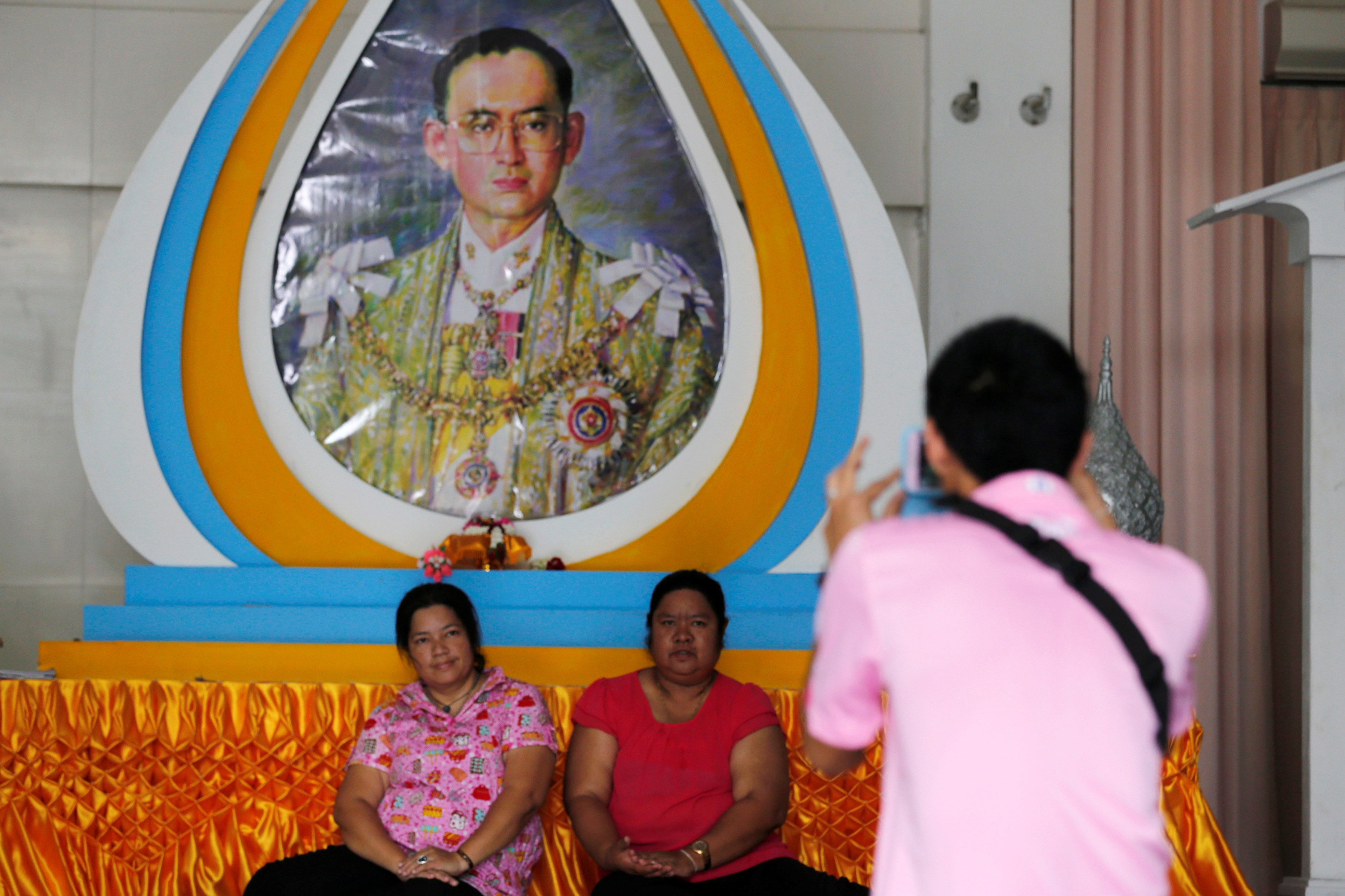 nguoi Thai cau nguyen binh an cho quoc vuong anh 2