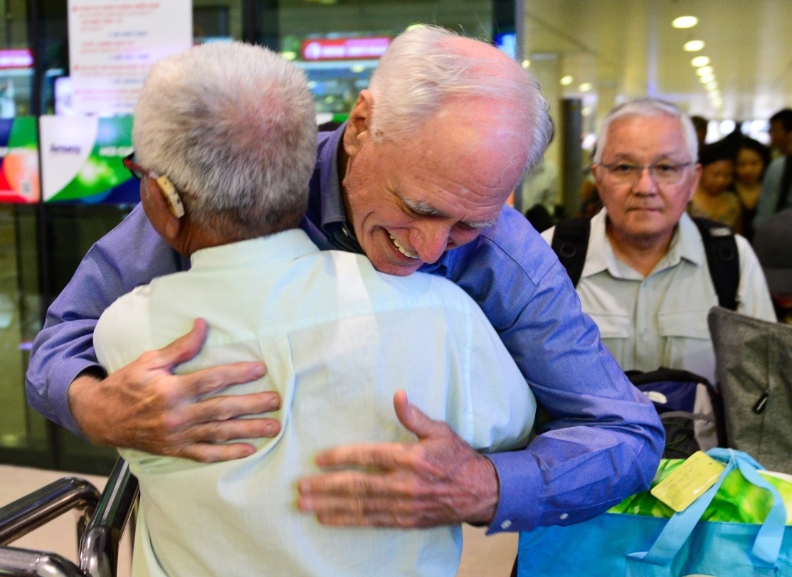 Nguoi cuu mang 2.000 tre bui doi thoi chien tro lai Sai Gon hinh anh