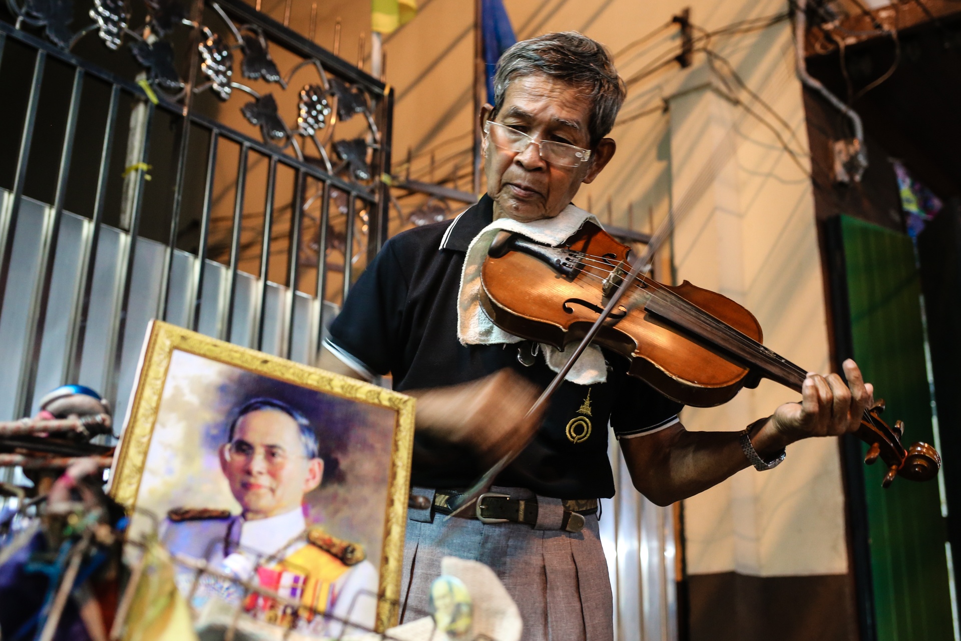 Khoanh khac xuc dong cua nguoi Thai trong ngay dau quoc tang hinh anh