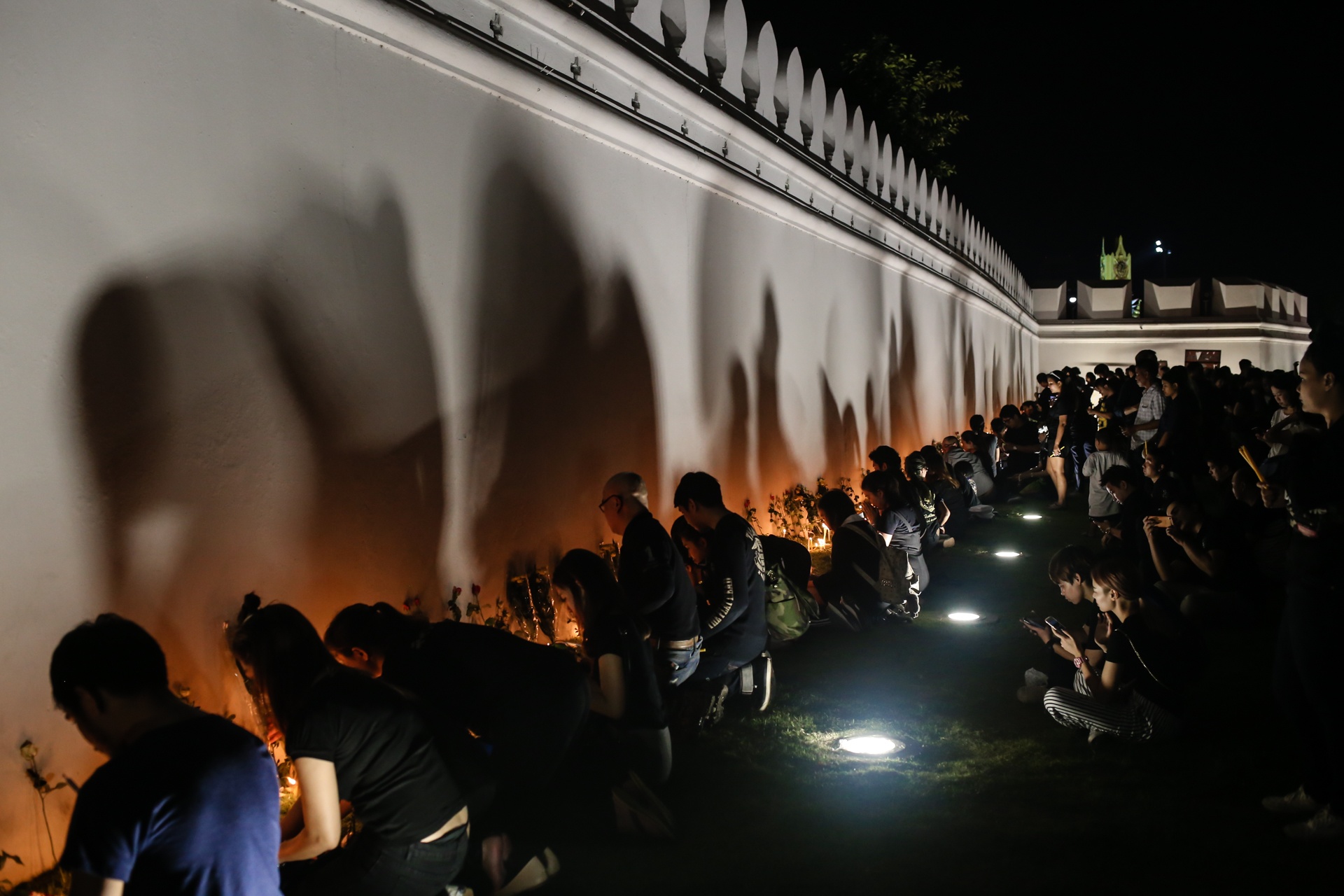 thap nen tuong nho Quoc vuong Bhumibol anh 2