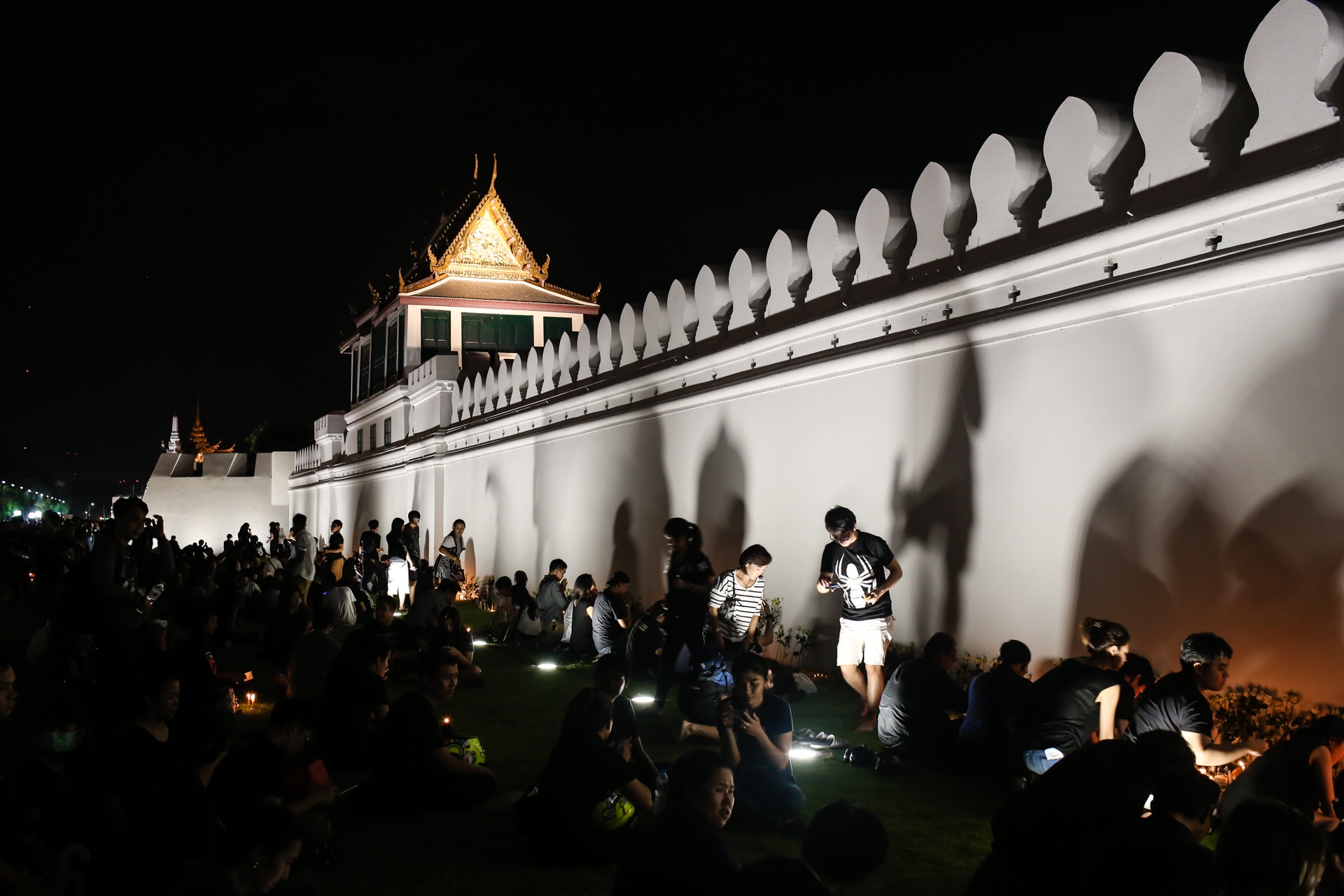 thap nen tuong nho Quoc vuong Bhumibol anh 1