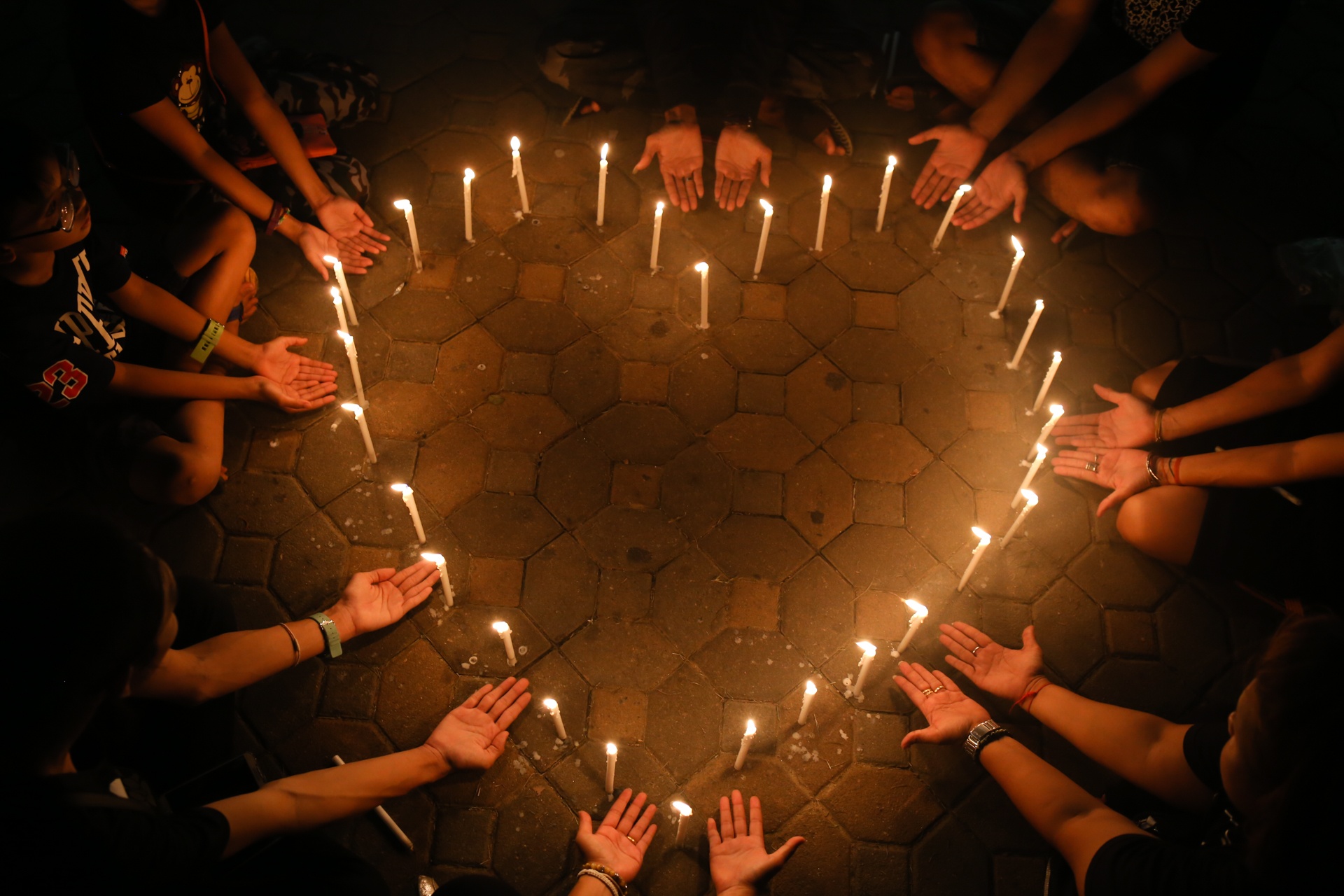 Hang trieu nguoi Thai cho ngoai hoang cung tuong nho vua hinh anh