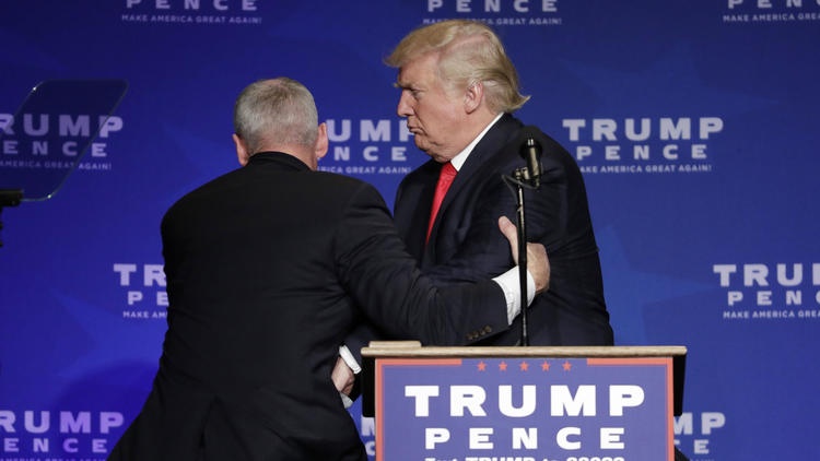 Mat vu ho tong Trump roi buoi dien thuyet vi bi de doa hinh anh