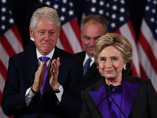 Clinton xin loi cu tri vi that bai truoc Trump hinh anh