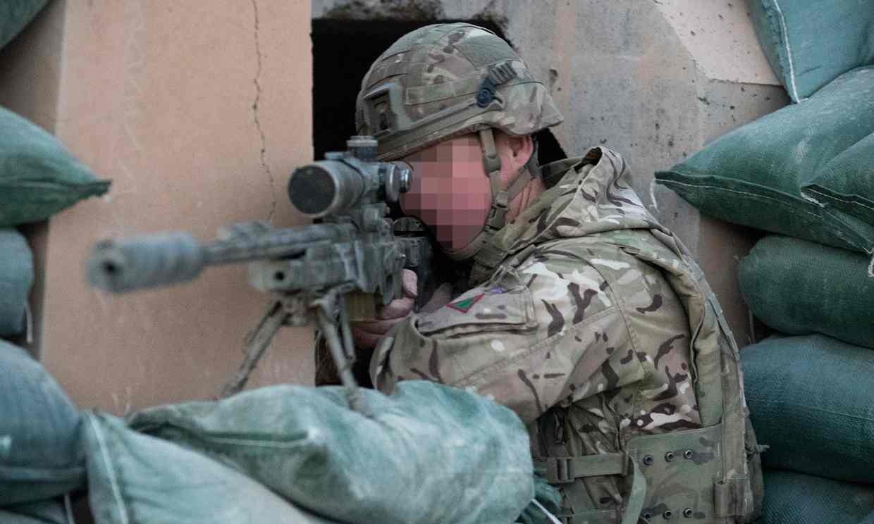 Linh ban tia Anh ke chuyen diet IS tu khoang cach 1.400 m hinh anh