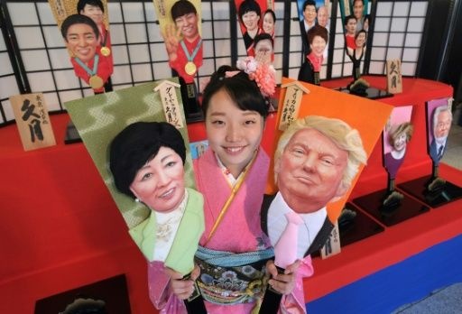 Chan dung Trump duoc in lam bua cau may tru ta o Nhat hinh anh