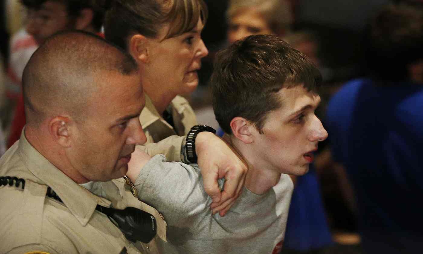 Am sat Trump bat thanh, thanh nien Anh nhan 12 thang tu hinh anh