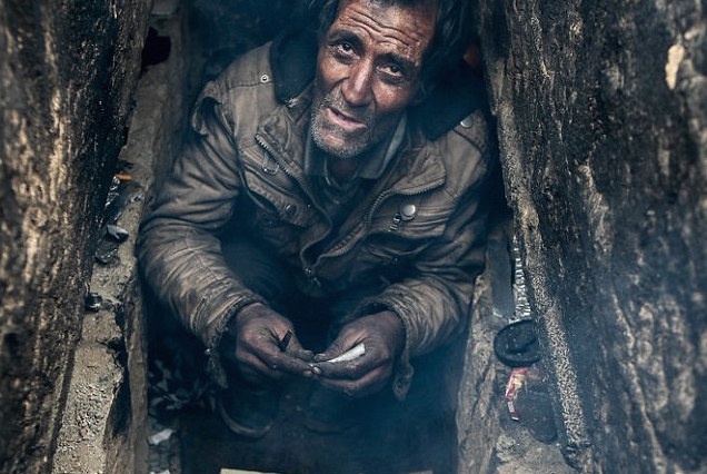 Nguoi vo gia cu Iran chui vao mo de song hinh anh