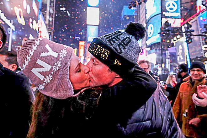 Nguoi My hon say dam chao don nam moi 2017 hinh anh