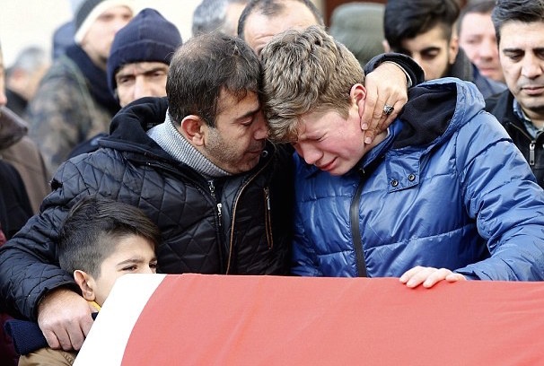 Nguoi Tho Nhi Ky dua tang nan nhan vu xa sung dau nam moi hinh anh