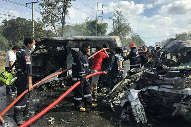 Xe khach dam xe tai o Thai Lan lam 25 nguoi chet hinh anh