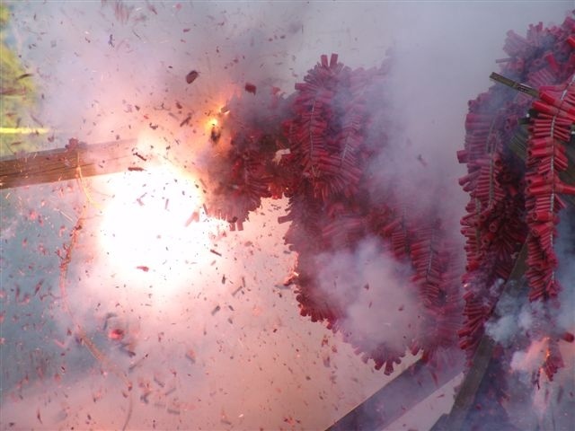 Indonesia: Nha giam doc canh sat chay vi phao nam moi hinh anh