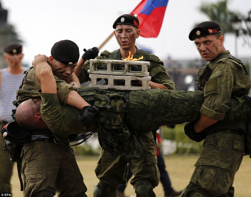 Nhung bai tap the luc khac nghiet cua binh si Nga hinh anh