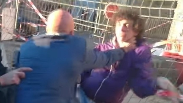 Bi phat 3 thang tu treo vi tat vao mat cuu thu tuong Phap hinh anh