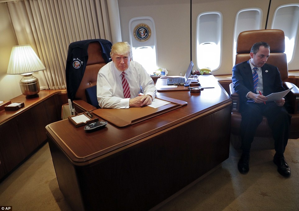phong lam viec cua Trump tren Air Force One anh 12