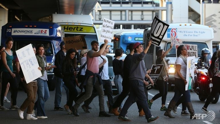 My huy hon 100.000 thi thuc vi lenh cam cua Trump hinh anh