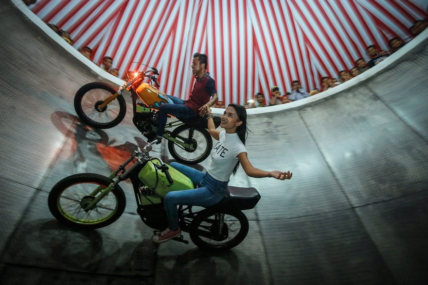 Co gai Indonesia lai motor bay dieu luyen gay kinh ngac hinh anh