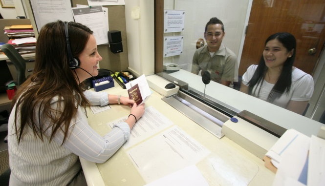 Quan chuc My len tieng ve cac tin don chuyen xin visa My hinh anh